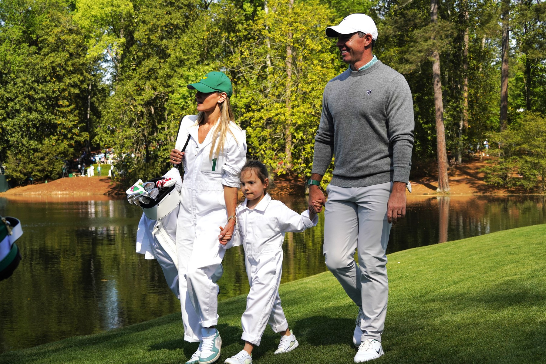 Popis + ALT Text Rory McIlroy se svou rodinou během soutěže na 3 parovém hřišti v rámci turnaje Masters 2026 v Augusta National