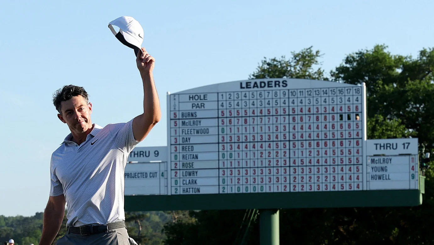 Rory McIlroy vede po 36 jamkách o šest ran a útočí na historický rekord Tigera Woodse