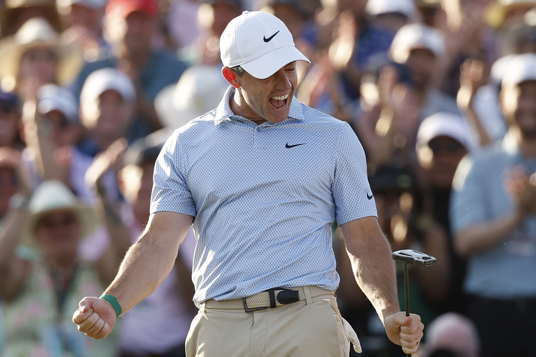 Rory McIlroy slaví na osmnácté jamce v Augusta National své druhé vítězství na The Masters Tournament