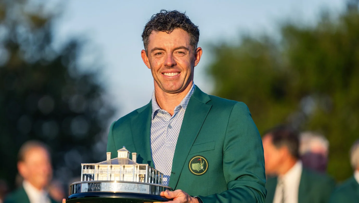 Rory McIlroy oslavuje své druhé vítězství na turnaji Masters 2026 v Augustě.