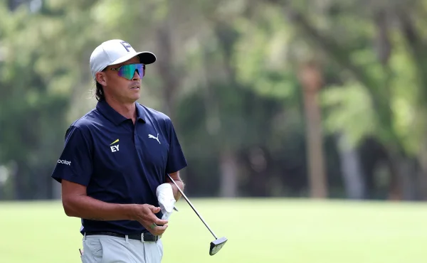 Video: Rickie Fowler svým magickým golfovým úderem ohromil diváky RBC Heritage