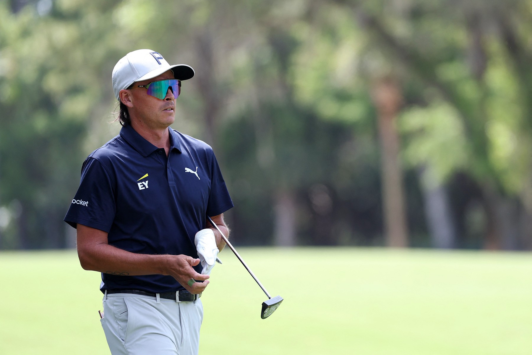 Rickie Fowler zahrál na 15. jamce magickou ránu „levou“ rukou a zadní stranou hole během prvního kola RBC Heritage