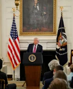 Trump ocenil univerzitní sportovce USA. Golfistům z Oklahoma State nabídl souboj