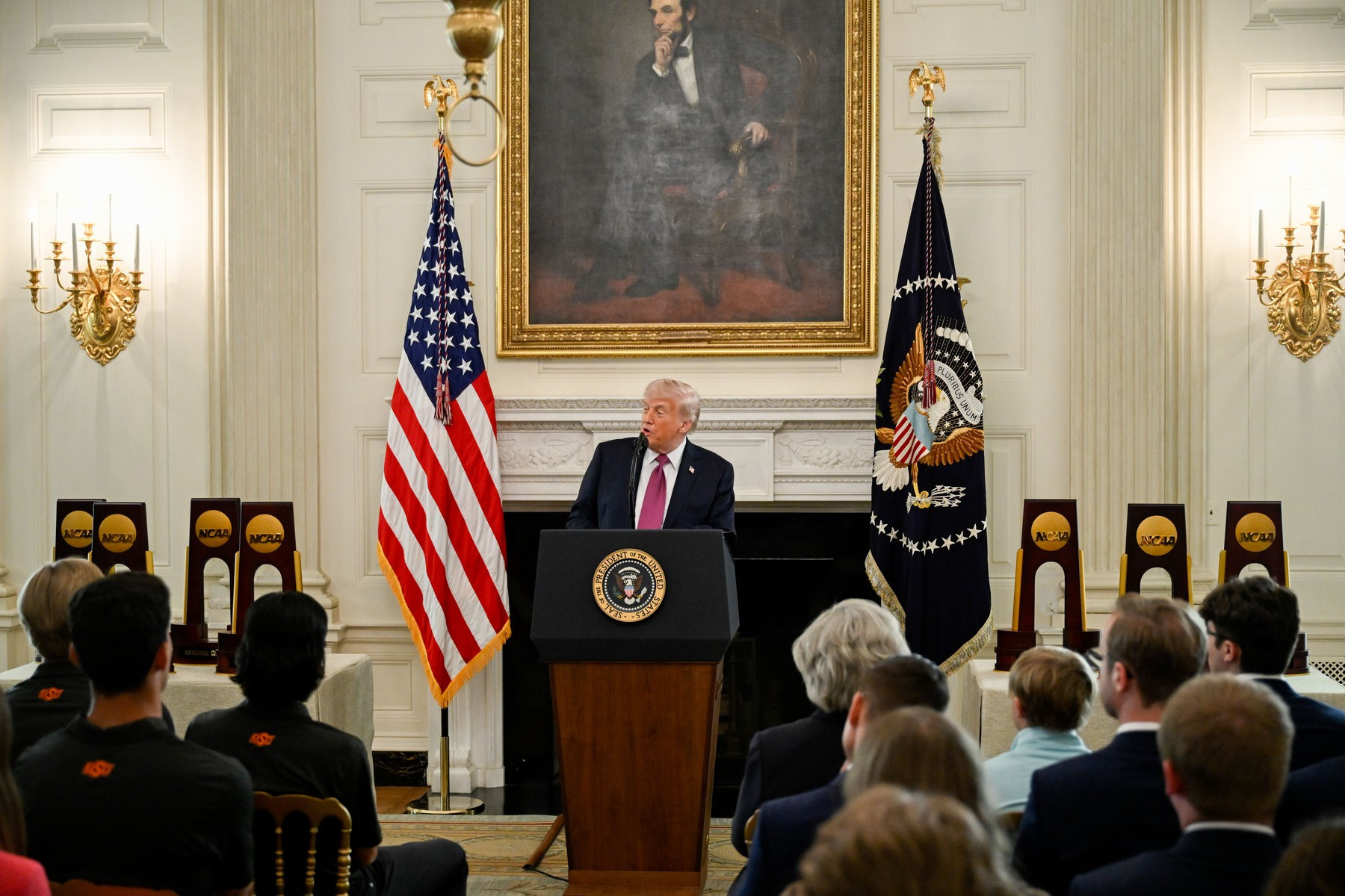 Prezident Donald Trump v rámci Dne vysokoškolských národních šampionů ocenil více než stovku sportovců