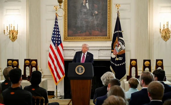 Trump ocenil univerzitní sportovce USA. Golfistům z Oklahoma State nabídl souboj