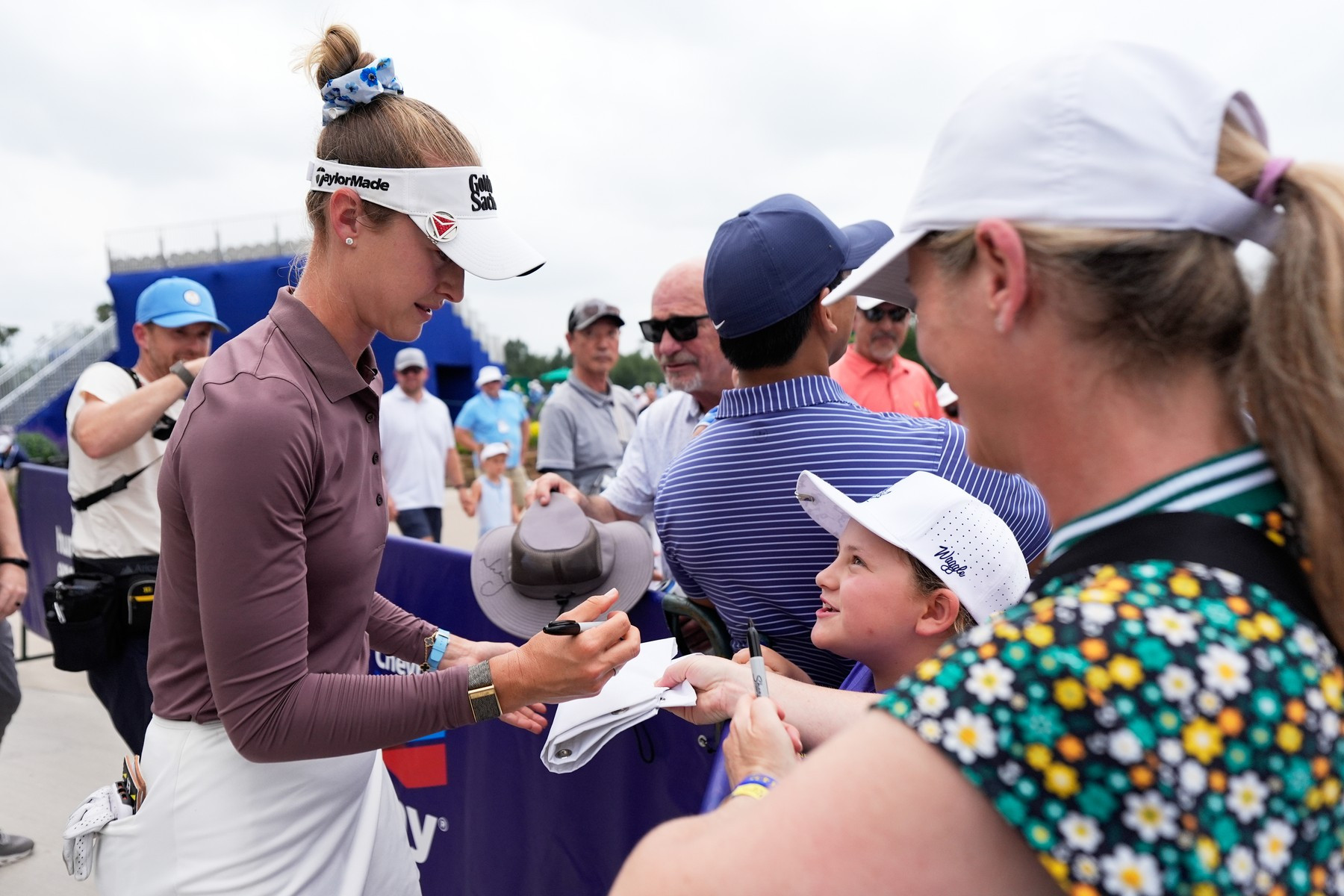 Nelly Korda dává autogramy po druhém kole turnaje Chevron Championship v Houstonu