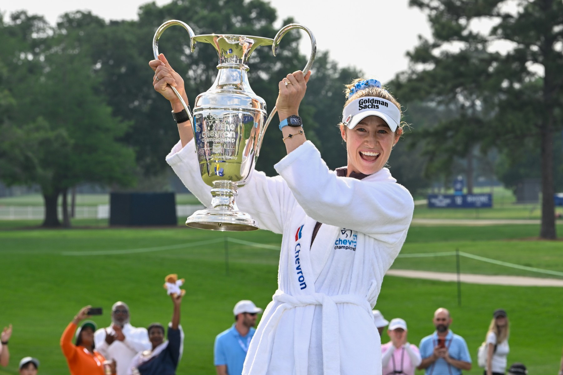 Nelly Korda slaví své vítězství na Chevron Championship na hřišti Memorial Park Golf Course v Houstonu a návrat na pozici světové jedničky