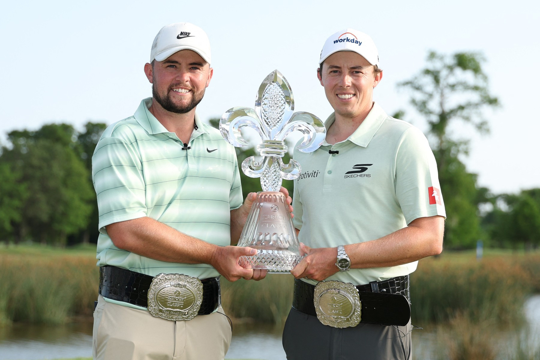 Alex Fitzpatrick (vlevo) a Matt Fitzpatrick z Anglie pózují s trofejí na 18. greenu po vítězství na Zurich Classic of New Orleans 2026 na hřišti TPC Louisiana