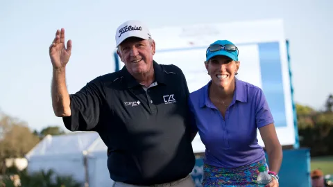 Krvavá noc u Calcavecchiů. Jack Russell znetvořil tvář manželky golfové legendy