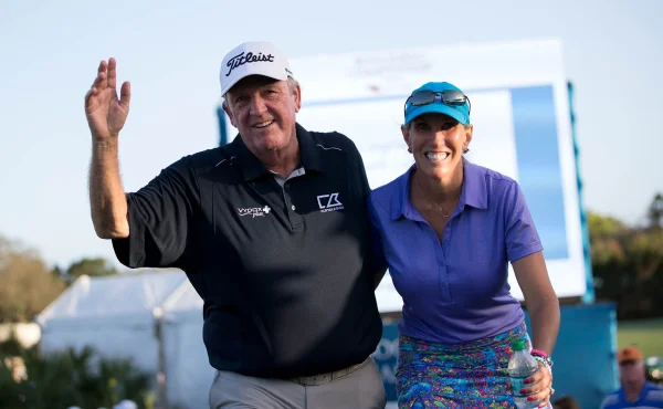 Krvavá noc u Calcavecchiů. Jack Russell znetvořil tvář manželky golfové legendy
