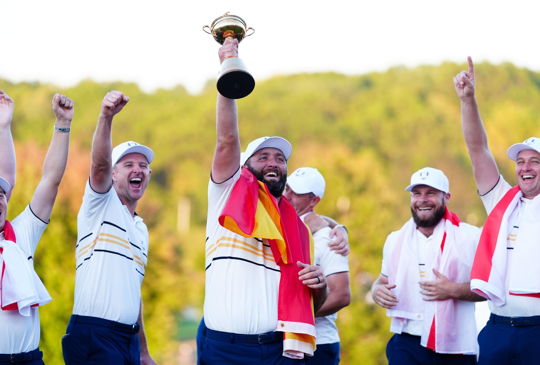 Jon Rahm slaví vítěžství týmu  Evropy na Ryder Cupu na hřišti Bethpage Black Course ve Farmingdale
