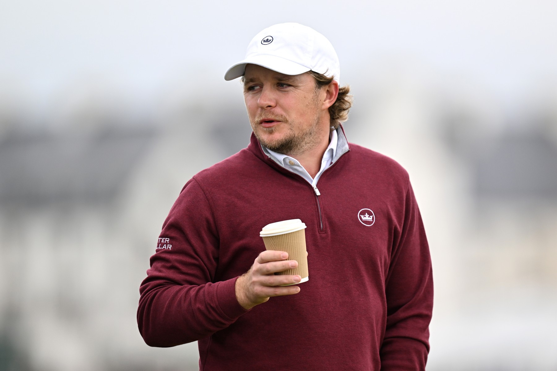 Eddie Pepperell si s typicky britským klidem vychutnává svou kávu během turnaje