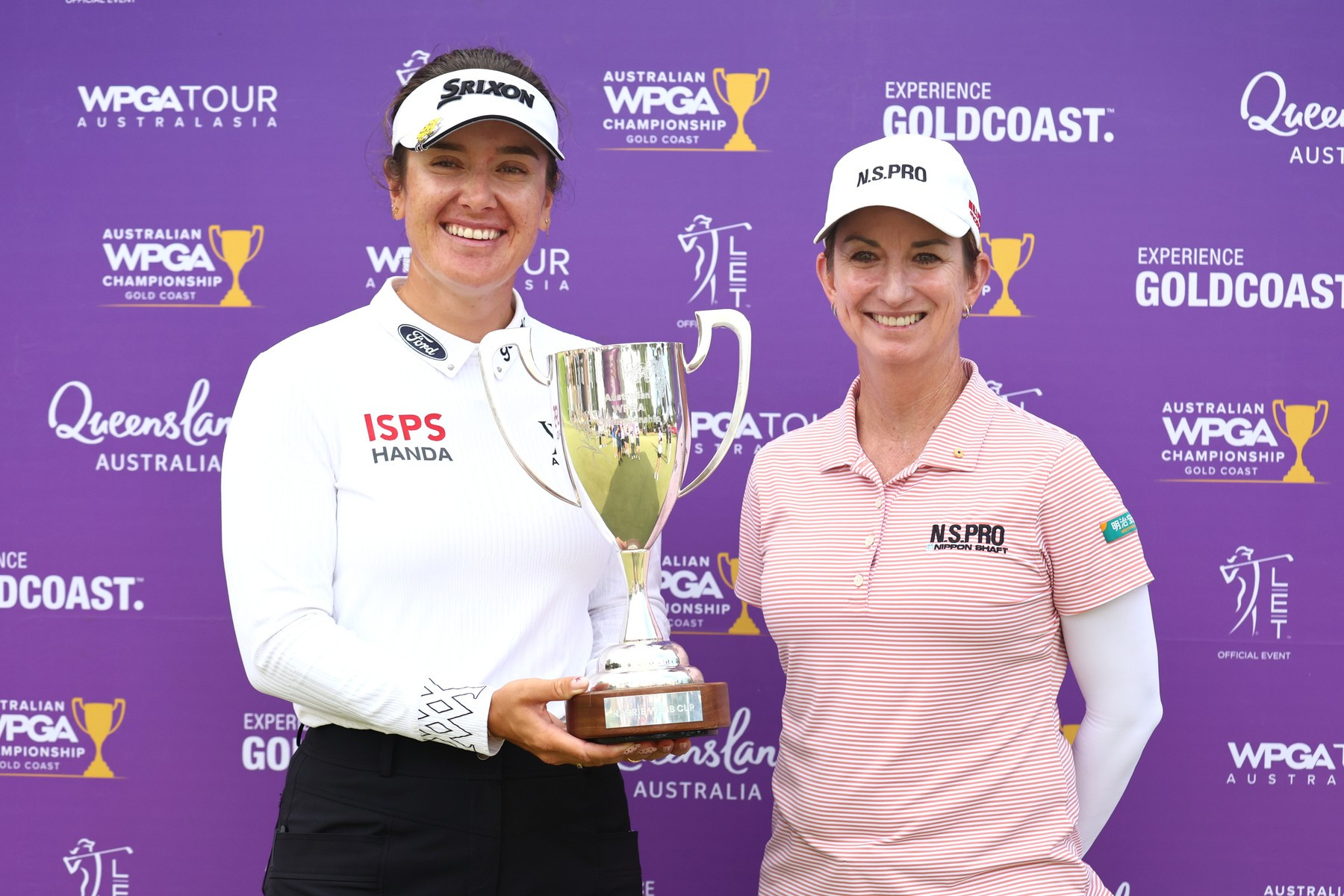 Australka Hannah Green slaví společně se zakladatelkou golfového stipendijního programu Karrie Webb své vítězství na Australian WPGA Championship 2026