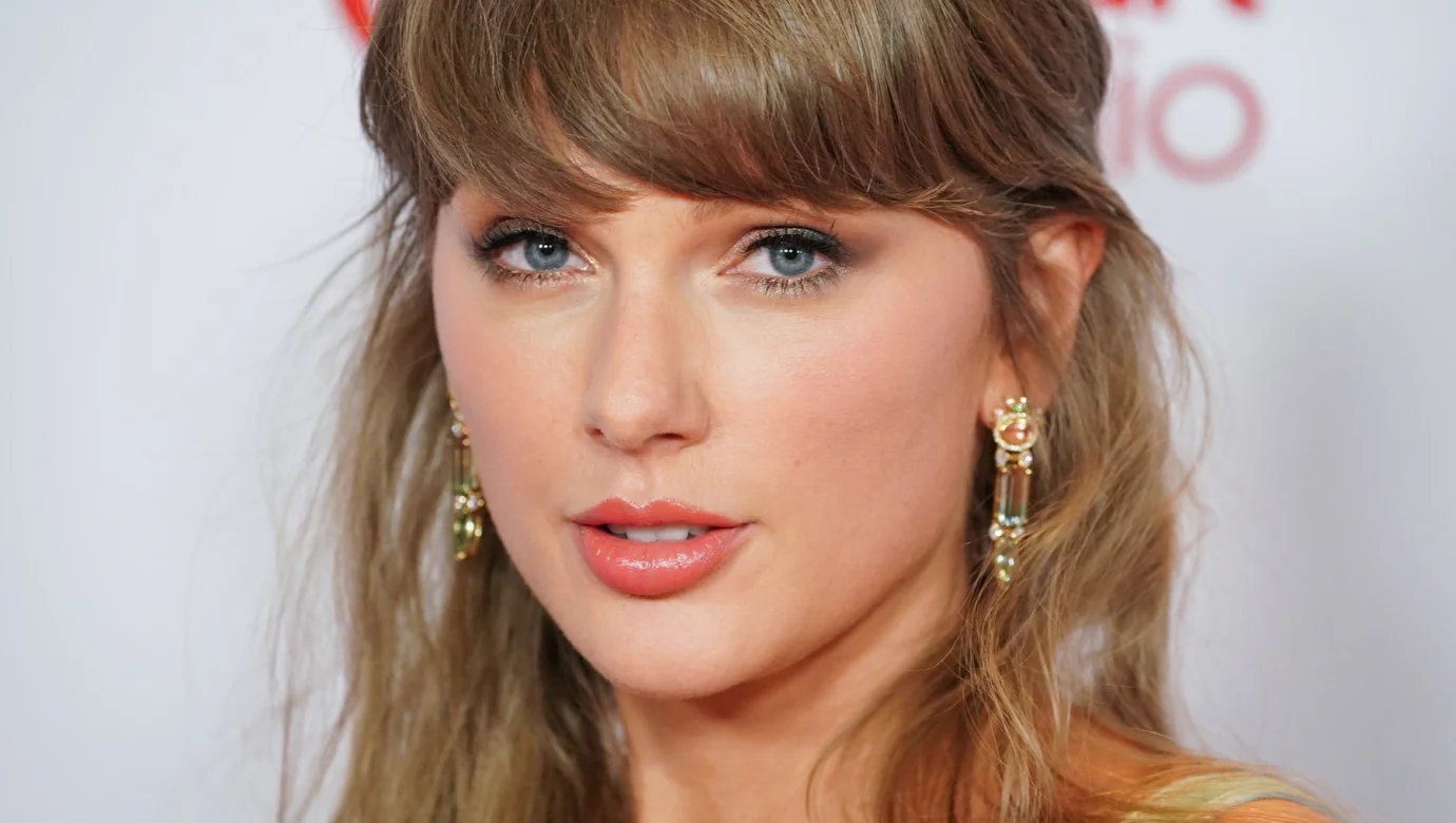 Rory McIlroy dává svatební rady Travisu Kelceovi před svatebním obřadem s Taylor Swift