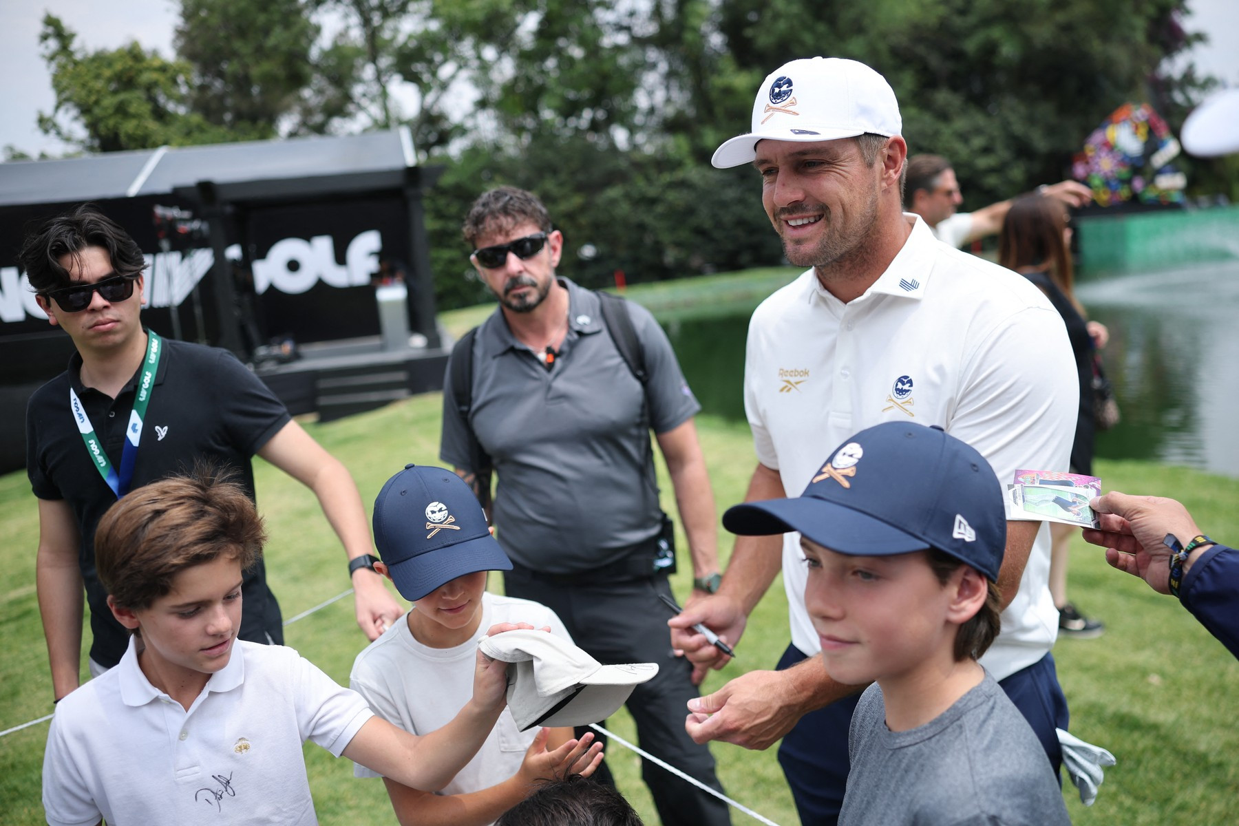 Bryson DeChambeau podepisuje autogramy před zahájením turnaje LIV Golf Mexico
