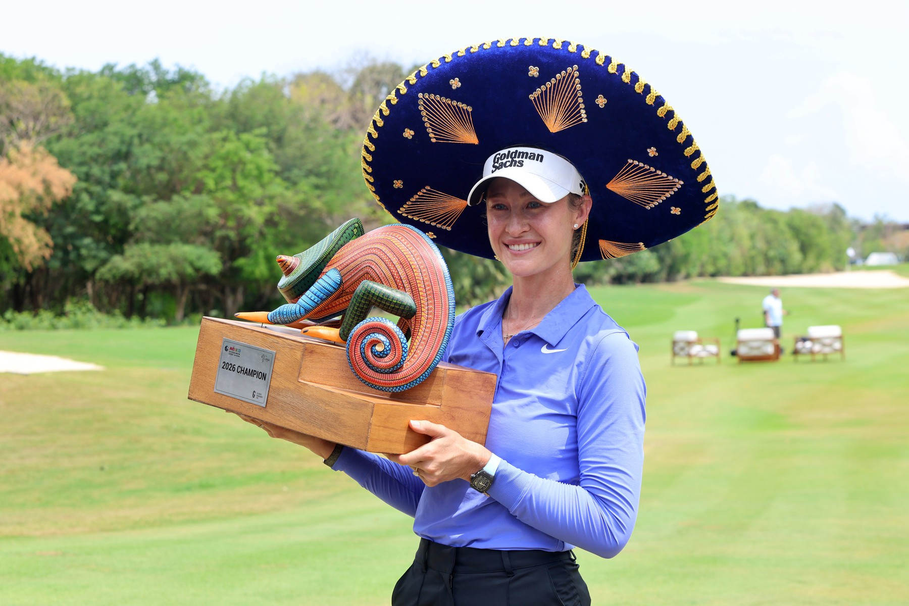 Nelly Korda pózuje s trofejí po vítězství na turnaji LPGA Riviera Maya Open na hřišti Playa del Carmen v Mexiku.