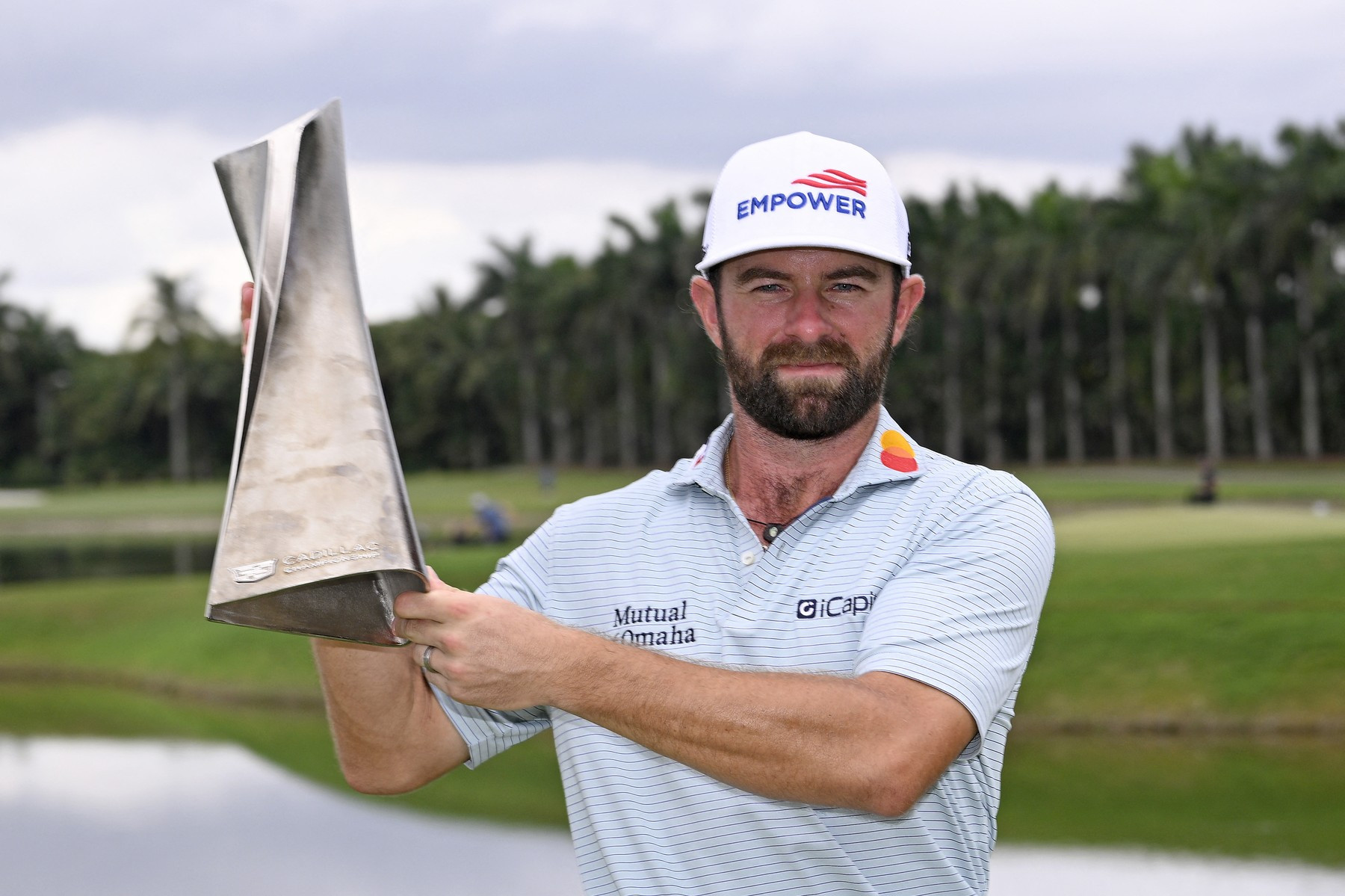 Cameron Young ze Spojených států pózuje s vítěznou trofejí po závěrečném kole turnaje Cadillac Championship 2026 na hřišti Trump National Doral