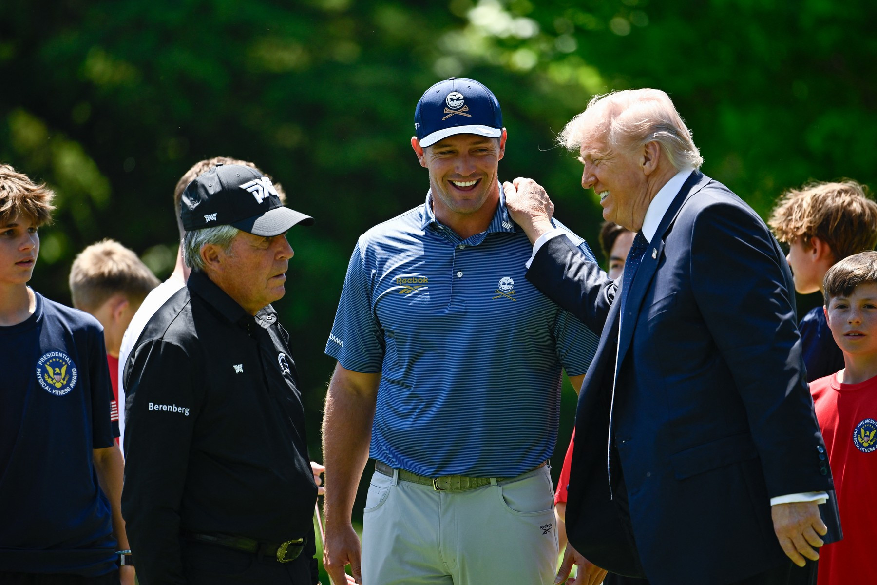 Gary Player v devadesáti letech ukázal nevídanou formu, když před zraky Donalda Trumpa vyzval Brysona DeChambeaua k souboji v klikování