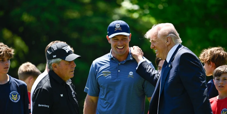 90letý Gary Player zahanbil DeChambeaua v klikování. Soudce jim dělal Donald Trump