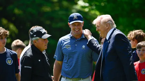 90letý Gary Player zahanbil DeChambeaua v klikování. Soudce jim dělal Donald Trump