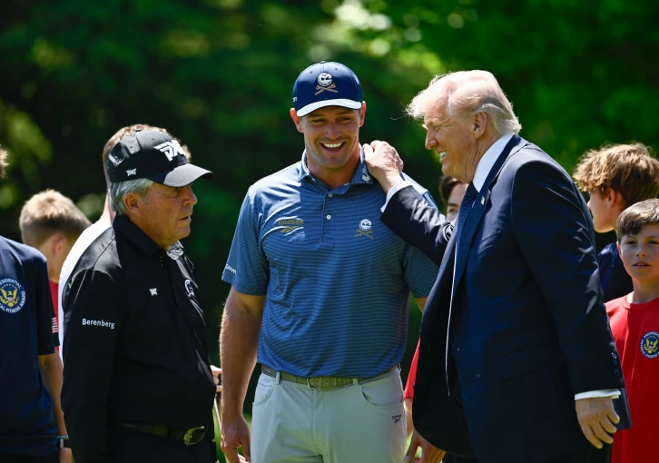 90letý Gary Player zahanbil DeChambeaua v klikování. Soudce jim dělal Donald Trump