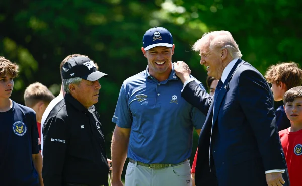 90letý Gary Player zahanbil DeChambeaua v klikování. Soudce jim dělal Donald Trump