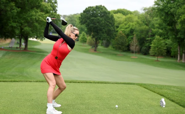 Sexy Paige Spiranac v outfitu, který naštěstí mravnostní policie nějak přehlédla