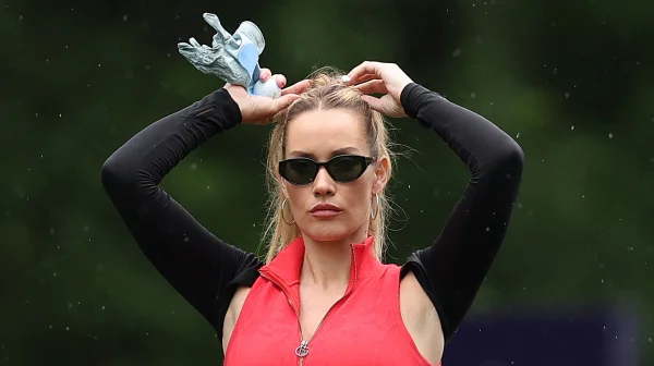Paige Spiranac znovu bez podprsenky. Největší rozruch však vyvolala její „AI“ matka
