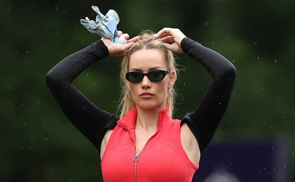 Paige Spiranac znovu bez podprsenky. Největší rozruch však vyvolala její „AI“ matka