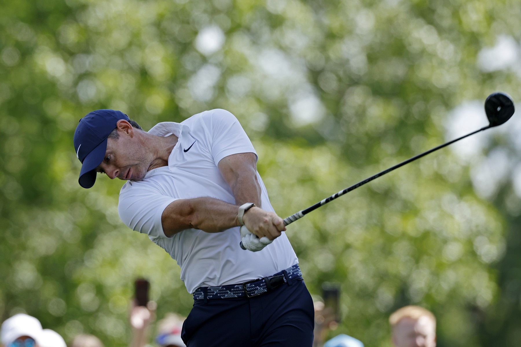 Rory McIlroy ze Severního Irska odpaluje na osmnácté jamce během prvního kola turnaje Truist Championship 2026 v Quail Hollow