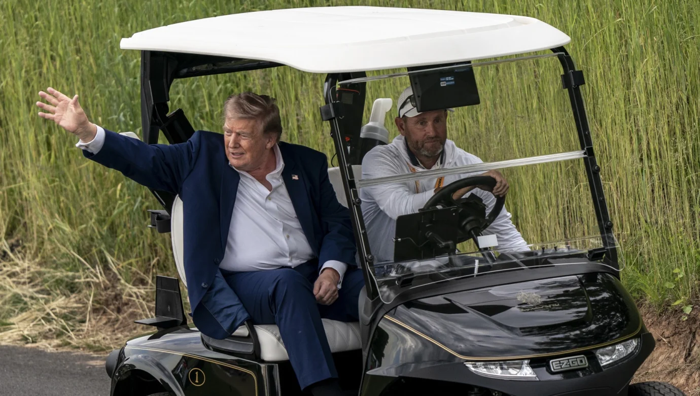 Donald Trump doprovázený synem Erikem se o víkendu objevil na svém hřišti Trump National ve Virginii, kde sledoval turnaj série LIV Golf
