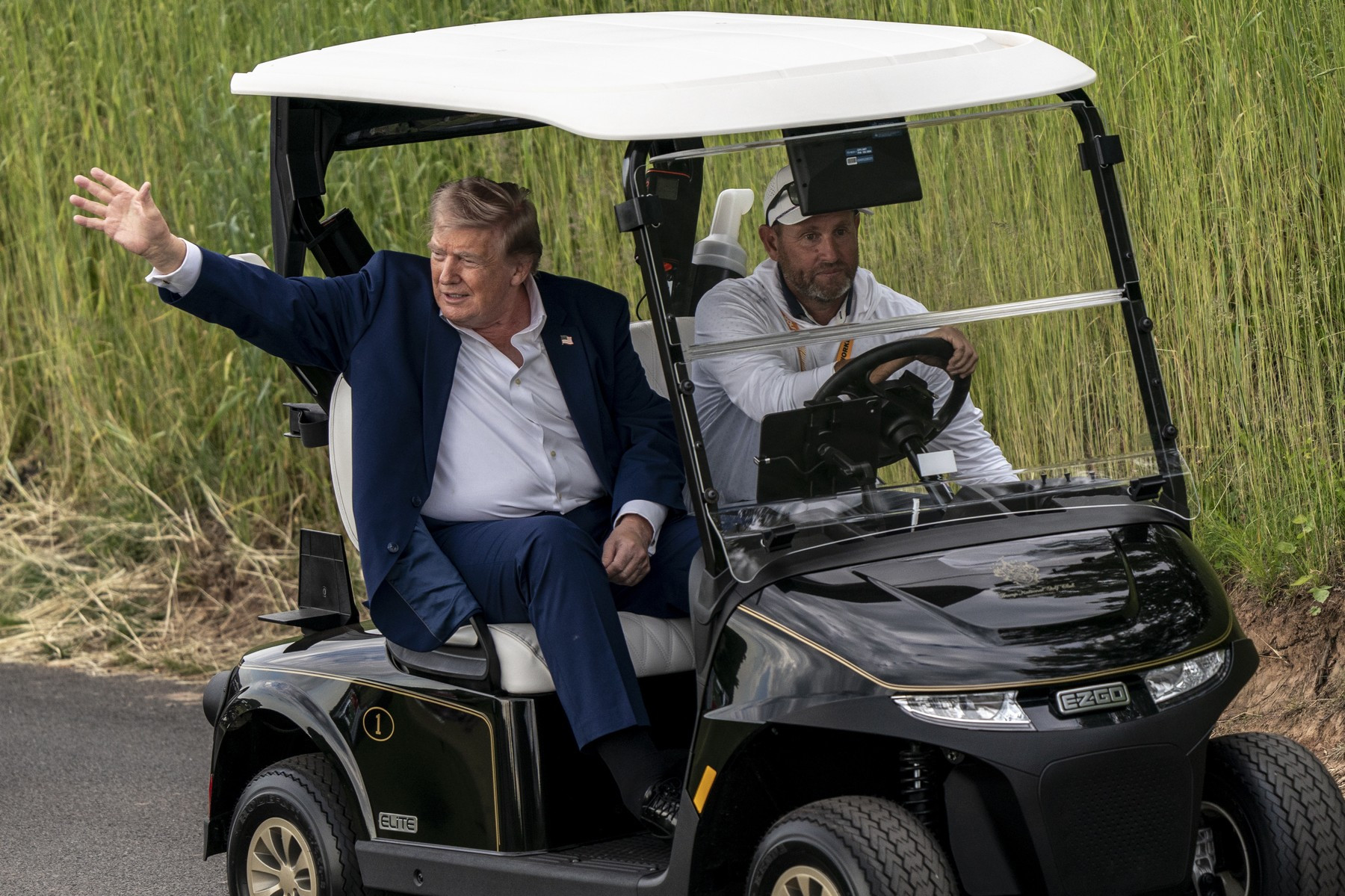 Donald Trump doprovázený synem Erikem se o víkendu objevil na svém hřišti Trump National ve Virginii, kde sledoval turnaj série LIV Golf
