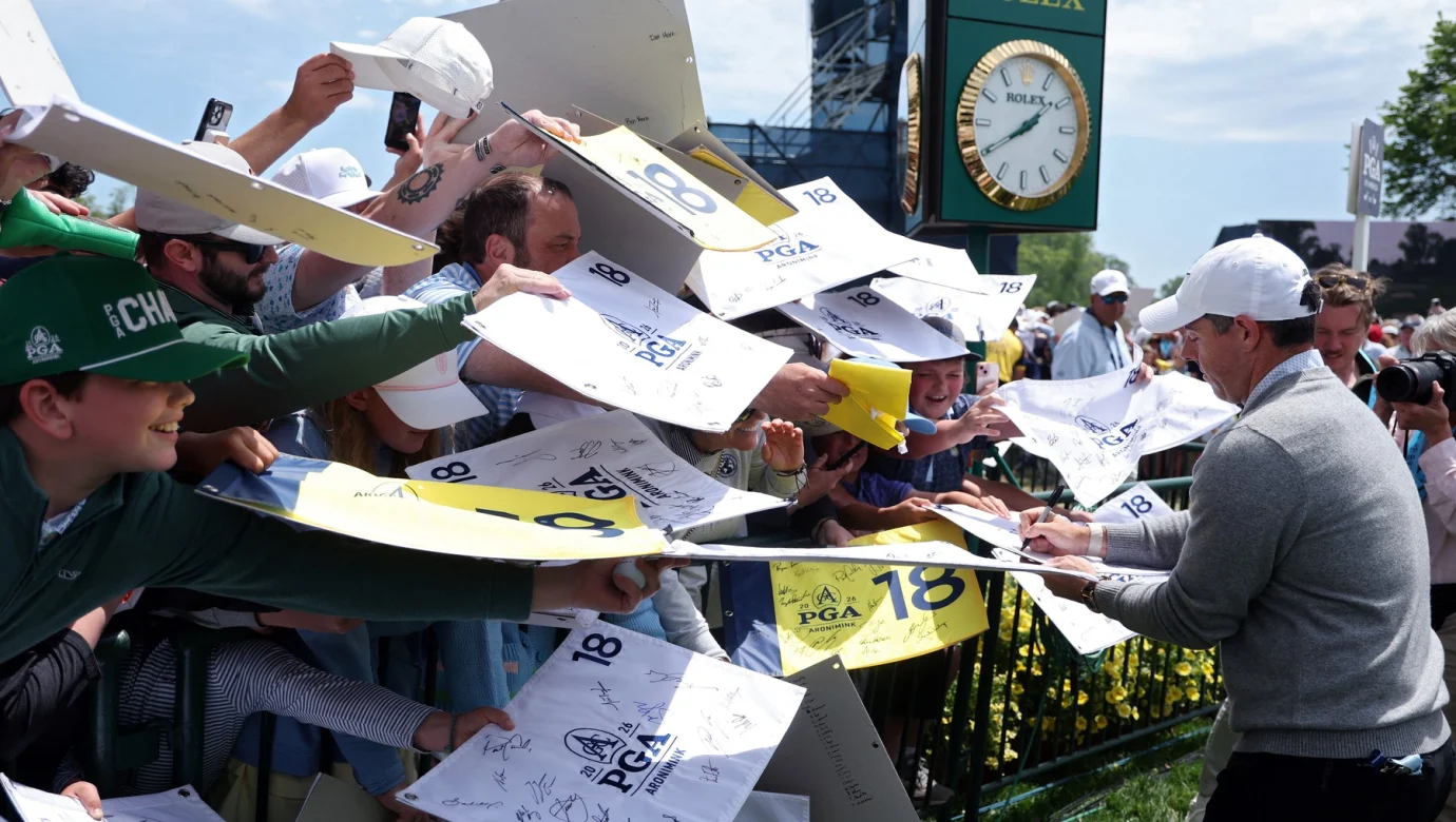 Rory McIlroy překvapil krásným gestem. Tvůrce svých markerů dojal vzácným darem