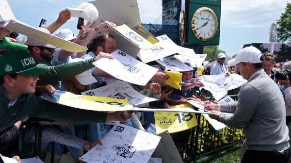 Rory McIlroy překvapil krásným gestem. Tvůrce svých markerů dojal vzácným darem