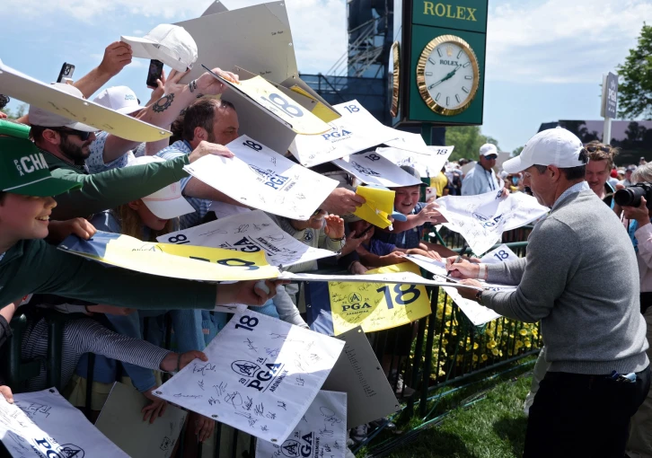 Rory McIlroy překvapil krásným gestem. Tvůrce svých markerů dojal vzácným darem