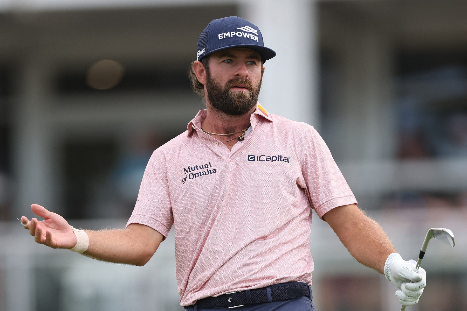 Cameron Young (USA) nevěřícně sleduje svůj míček během třetího kola PGA Championship na Aronimink Golf Clubu