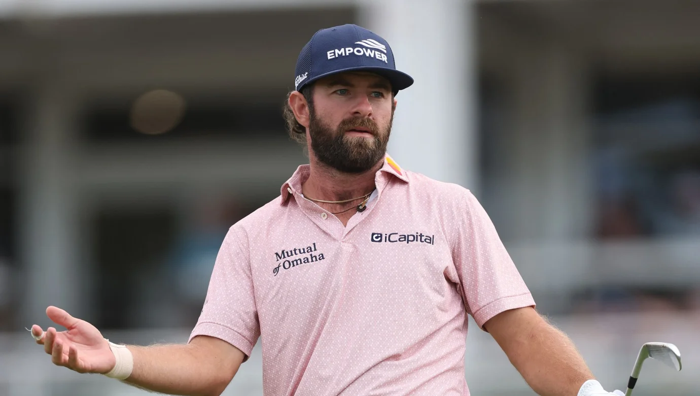 Cameron Young (USA) nevěřícně sleduje svůj míček během třetího kola PGA Championship na Aronimink Golf Clubu
