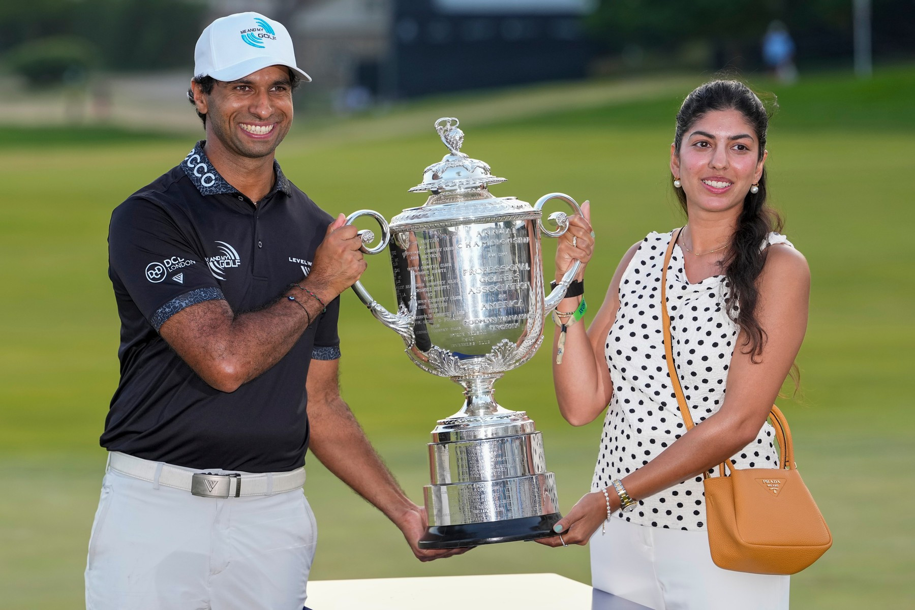Aaron Rai (Anglie) a jeho manželka Gaurika Bishnoi drží trofej Wanamaker po vítězství na PGA Championship na Aronimink Golf Clubu