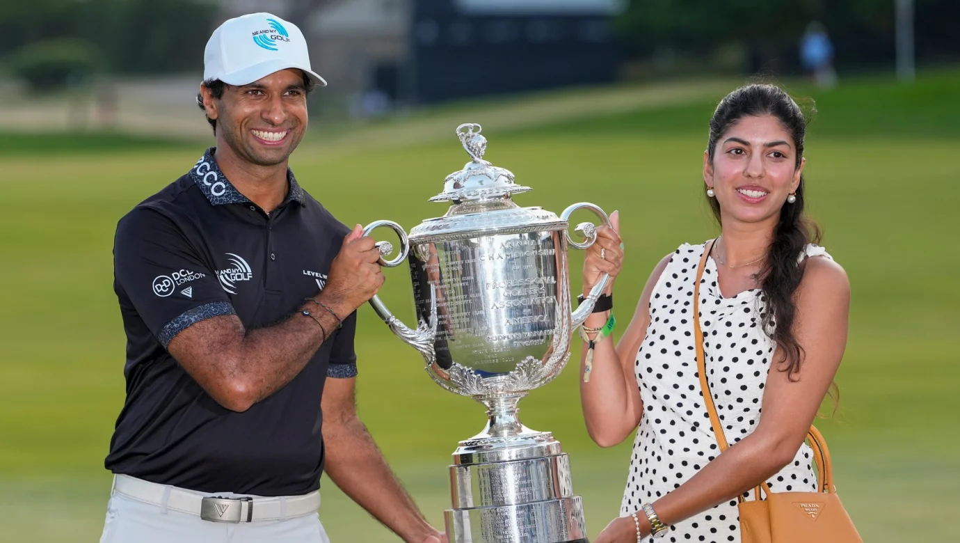 Aaron Rai (Anglie) a jeho manželka Gaurika Bishnoi drží trofej Wanamaker po vítězství na PGA Championship na Aronimink Golf Clubu