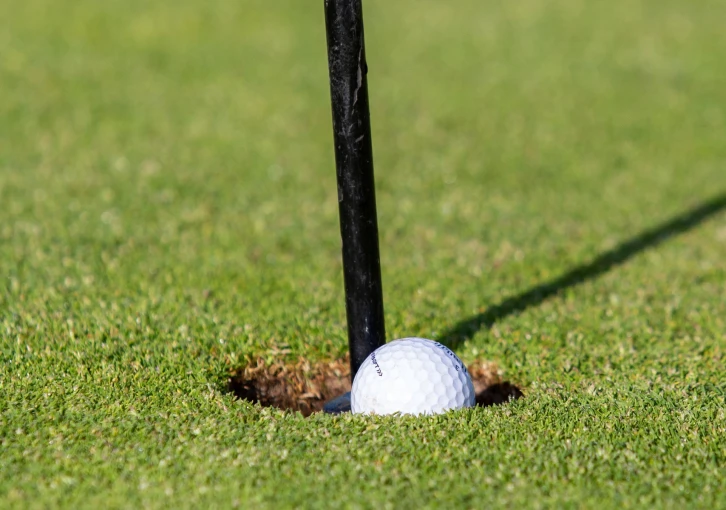 87letý golfista pobláznil internet. Hole in One oslavil pivem a cigaretou