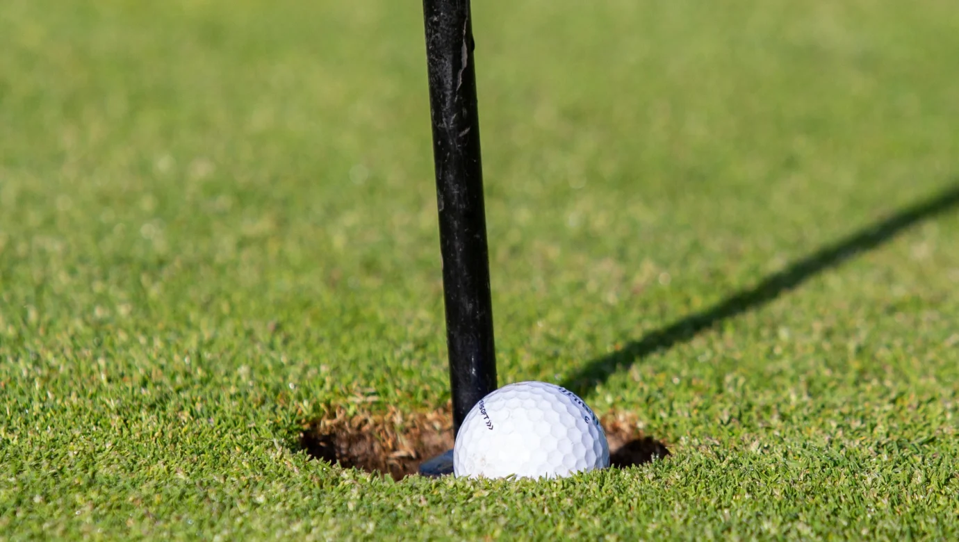Zapomeňte na etiketu: 87letý golfista Lee McFarland své Hole in One oslavil pivem a cigaretou