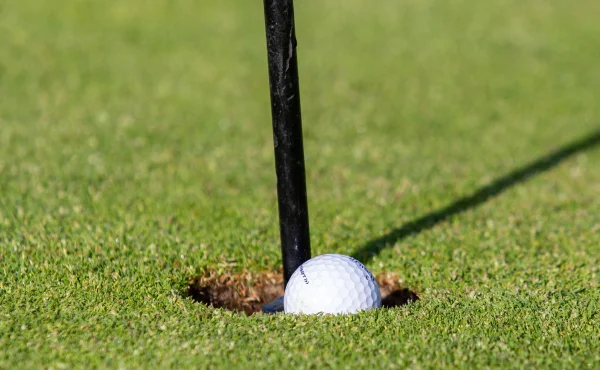 87letý golfista pobláznil internet. Hole in One oslavil pivem a cigaretou