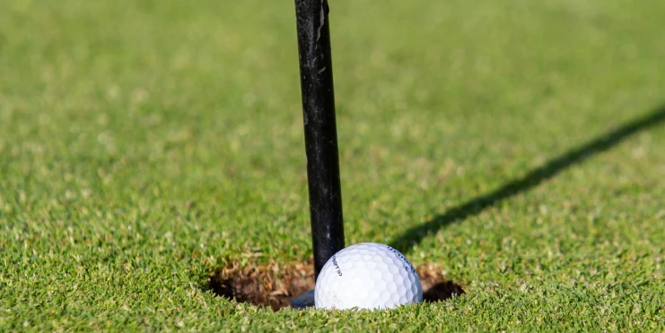 87letý golfista pobláznil internet. Hole in One oslavil pivem a cigaretou