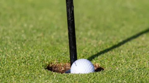 87letý golfista pobláznil internet. Hole in One oslavil pivem a cigaretou