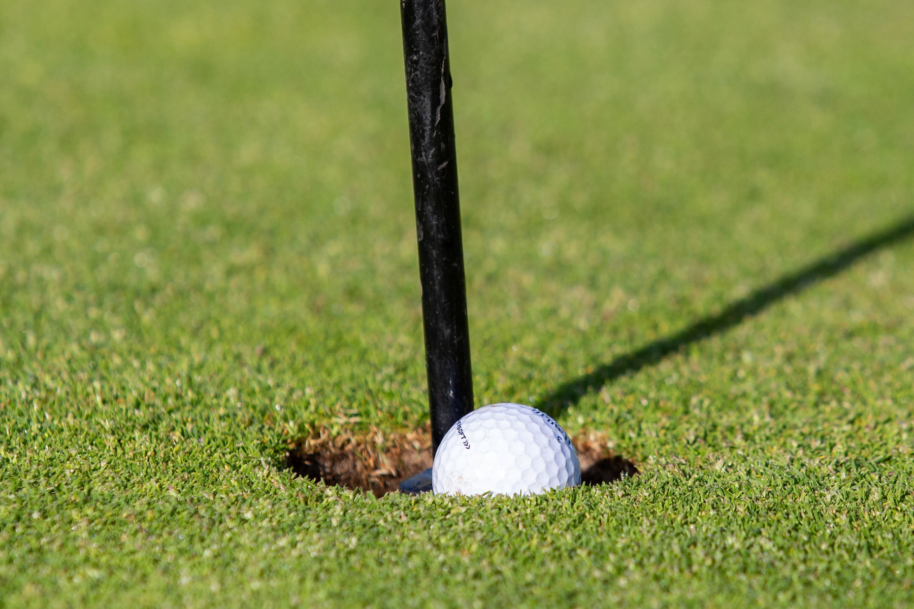 Zapomeňte na etiketu: 87letý golfista Lee McFarland své Hole in One oslavil pivem a cigaretou