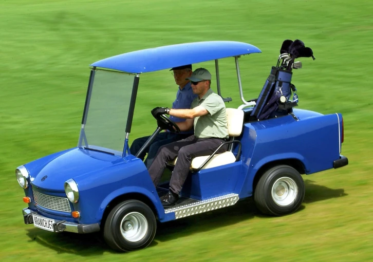 Video: Divoká policejní honička na golfovém hřišti. Řidič vyskočil z jedoucího vozu