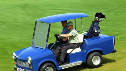 Video: Divoká policejní honička na golfovém hřišti. Řidič vyskočil z jedoucího vozu