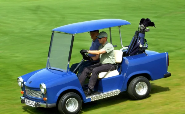 Video: Divoká policejní honička na golfovém hřišti. Řidič vyskočil z jedoucího vozu