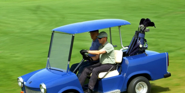 Video: Divoká policejní honička na golfovém hřišti. Řidič vyskočil z jedoucího vozu