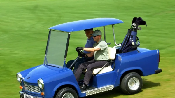 Video: Divoká policejní honička na golfovém hřišti. Řidič vyskočil z jedoucího vozu